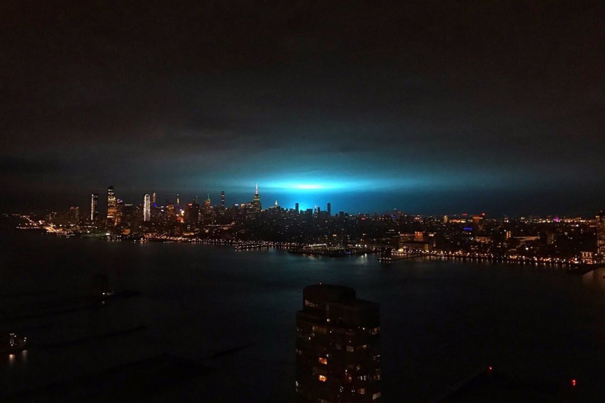 Cahaya biru misterius terlihat di langit New York