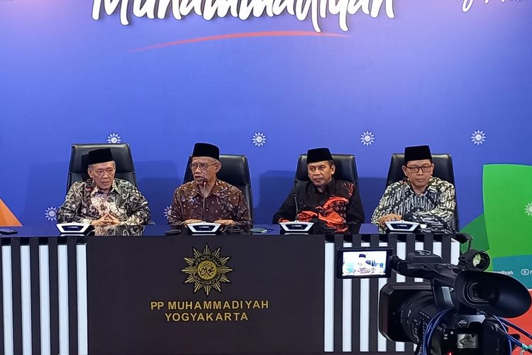 Haedar Nashir dan jajaran PP Muhanmadiyah saat berikan keterangan soal Idul Fitir di Kantor PP Muhammadiyah, Selasa (18/4/2023) malam.