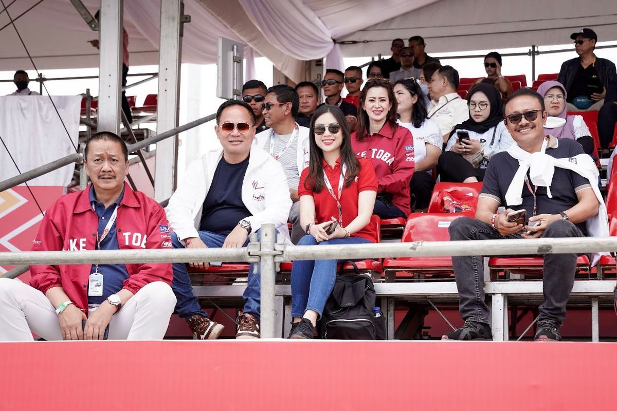 Wamenparekraf/ Wakabaparekraf Angela Tanoesoedibjo saat menyaksikan race I F1H20 di area Pelabuhan Muliaraja Napitupulu dan Lapangan Sisingamangaraja, Balige, Minggu.

