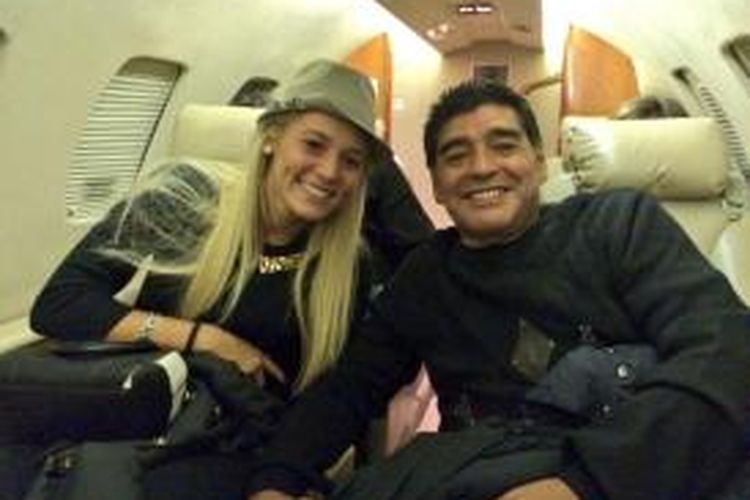 Diego Maradona dan kekasihnya, Rocio Oliva.
