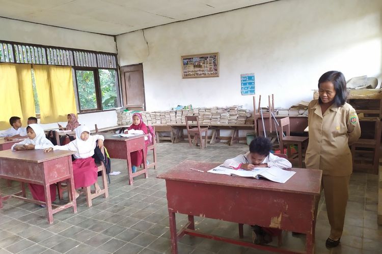 Berta Bua’dera saat mengajar murid-murid di SDN Filial 004, Kampung Berambai, Kecamatan Samarinda Utara, Kota Samarinda, Kaltim, Selasa (12/11/2019. 