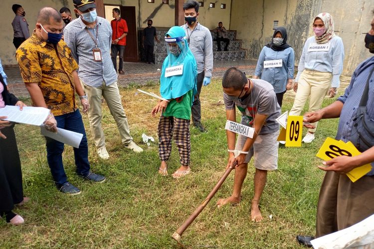 Pasangan suami istri yang menjadi tersangka pembunuhan anak kandung menjalani rekonstruksi di Polres Lebak, Banten, Jumat (25/9/2020).