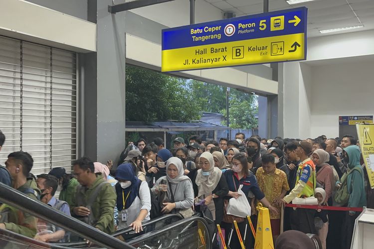 Berdesakan di Stasiun Duri, Bertaruh Sabar demi Pulang ke Rumah