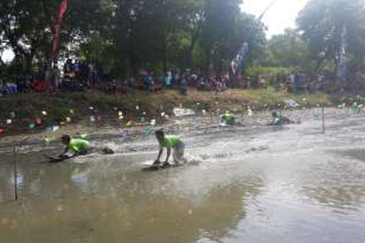 Para peserta lomba skilot saat beradu cepat berselancar di atas lumpur di Desa Tambaklekok, Kecamatan Lekok, Kabupaten Pasuruan, Jawa Timur, Rabu (13/7/2016)