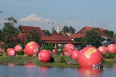 Bola-bola Raksasa Berwarna Merah Tersebar di Taman Mini Indonesia Indah, Ada Apa?
