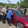 Kunci Kontak Tertinggal di Dalam Mobil, Polisi di Bakauheni Bantu Ambil Pakai Ranting Kayu