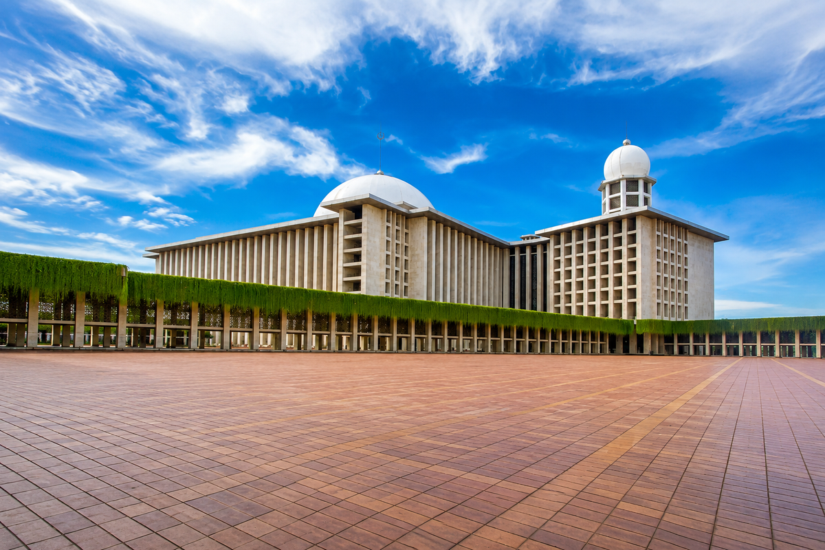 Masjid Istiqlal di Jakarta menjadi salah satu masjid ikonik yang dibangun dan direnovasi PT Waskita Karya (Persero) Tbk serta menjadi pusat ibadah masyarakat pada berbagai momentum keagamaan, termasuk Idul Adha.