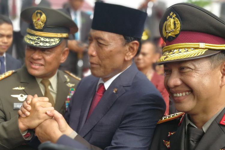 Menkopolhukam Wiranto bersalaman dengan Panglima TNI Jenderal Gatot Nurmantyo dan Kapolri Jenderal Tito Karnavian.