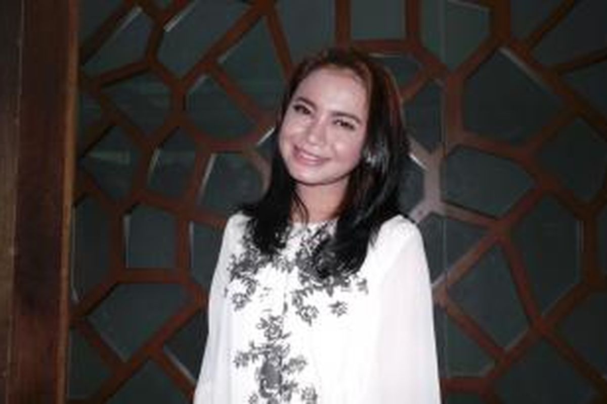 Sri Rossa Roslaina Handiyani, yang akrab disapa Rossa, hadir dalam jumpa pers di SCBD, Jakarta Selatan, Rabu (14/1/2015), mengenai konser Afgan Syahreza, Dari Hati, yang akan diadakan di Plenary Hall Jakarta Convention Center, Sabtu (14 Februari 2015).