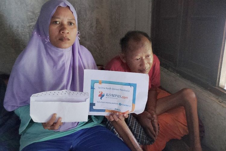 Aan Diniyati (40) dan suaminya Nurohman (56) yang mengalami gagal ginjal dan harus cuci darah 2 kali sepekan menerima donasi pembaca Kompas.com yang terhimpun melalui Kitabisa.com, di Desa Kertabesuki, Kecamatan Wanasari, Brebes, Jawa Tengah, Kamis (3/8/2023). 