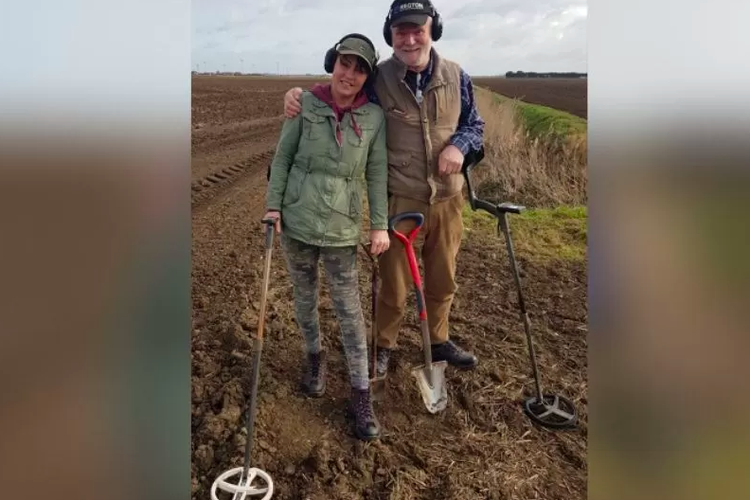 Paul Shepheard dan istrinya, si penemu patung ini menemukan artefak kuno patung dewa kesuburan