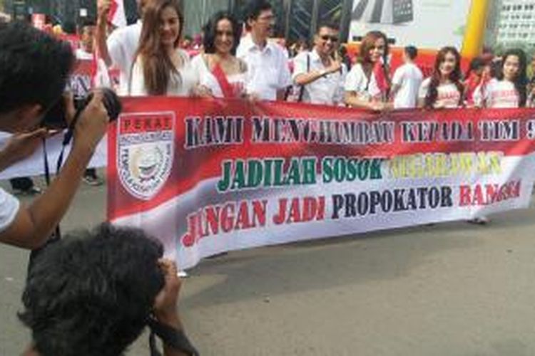 Sejumlah wanita cantik mendesak Presiden Joko Widodo membubarkan Tim 9 melalui aksi di Bundaran HI, Minggu (15/3/2015).