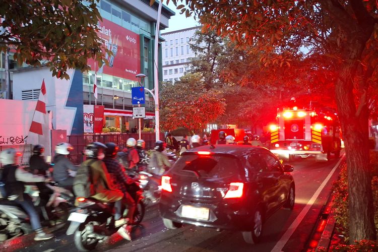 Pemadaman Kebakaran Gedung Cikini Jakpus Selesai, Petugas Damkar Tinggalkan Lokasi