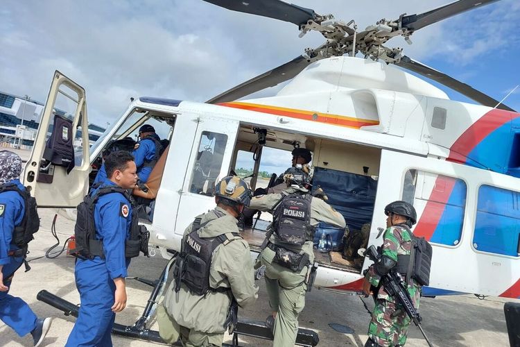 Tim gabungan TNI-Polri sedang bersiap melakukan evakuasi 15 pekerja bangunan yang mendapat ancaman dari KKB di Distrik Paro, Kabupaten Nduga. Tim tersebut terbaang dari Kabupaten Mimika, Papua tengah, Rabu (8/2/2023)