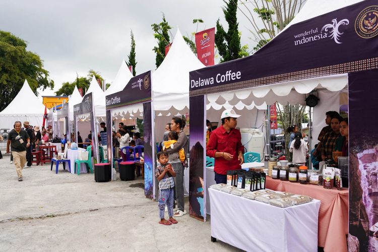 Pelaku usaha kopi berpartisipasi dalam Festival Kopi di Ruteng, Kabupaten Manggarai, NTT.