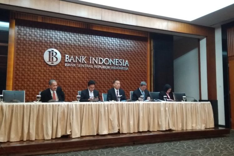 Jajaran Dewan Gubernur Bank Indonesia ketika memberikan konferensi pers terkait hasil Rapat Dewan Gubernur di Gedung Bank Indonesia, Kamis (17/5/2018).