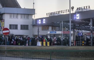 Para pengungsi Ukraina mengantre untuk masuk ke Polandia di perbatasan Medyka, Polandia timur, Senin (28/2/2022). Secara keseluruhan, lebih dari 500.000 orang meninggalkan Ukraina sejak invasi Rusia terjadi pada 24 Februari 2022. Sekitar separuh dari 500.000 pengungsi Ukraina menuju Polandia, negara tetangga yang merupakan anggota Uni Eropa dan NATO.