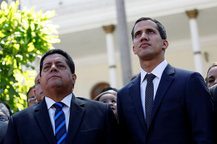 Presiden Dewan Nasional Juan Guaido (kanan) bersama wakilnya Edgar Zambrano, Wakil Guaido itu ditangkap di tengah krisis yang terjadi di Venezuela.