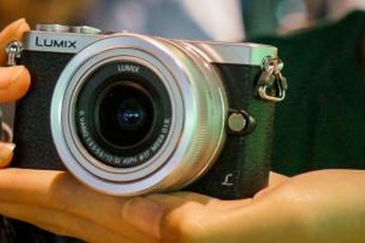 Model memperlihatkan kamera Panasonic Lumix GM1 dalam acara peluncuran di Jakarta, Kamis (28/11/2013) 