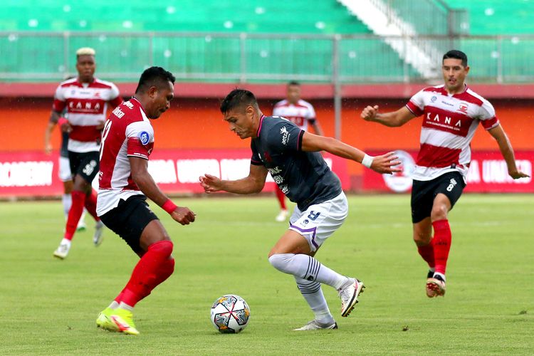 Pemain Persita Tangerang Ramiro Fergonzi berhadapan dengan pemain Madura United Dodi Alekvan Djin saat pertandingan pekan ke-25 Liga 1 2022-2023 di Stadion Gelora Ratu Pamelingan Pamekasan, Rabu (15/2/2023) sore.