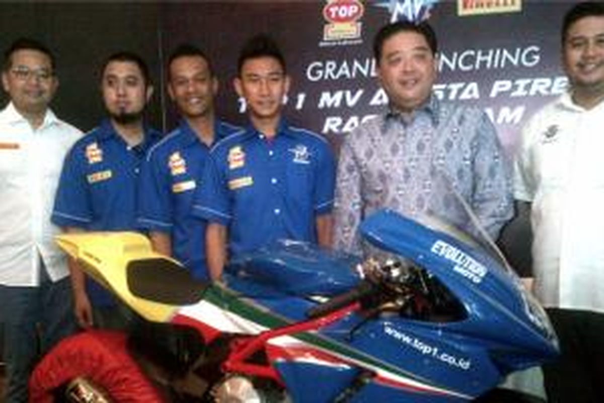 Tim balap Top1 MV Agusta Pirelli diluncurkan di Jakarta, Jumat (13/3/2015).