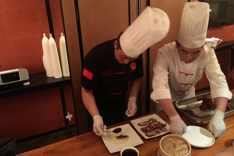 Chef Yuan Chaoying dari Kerry Hotel Beijing, perkenalkan Bebek Peking Ya Yuan di JIA, restoran China kontemporer di Shangri-La Hotel Jakarta, Rabu (29/11/2017).
