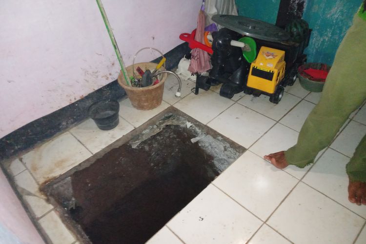 Lubang sedalam dua meter ditemukan di dalam rumah tersangka Wowon di Kabupaten Cianjur, Jawa Barat. Polisi masih menyelidiki tujuan tersangka membuat lubang tersebut.