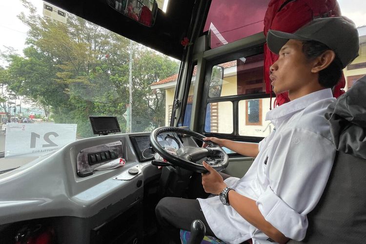 Rafiq warga Kediri, Jawa Timur yang menjadi salah satu petugas sopir shuttle bus untuk mengantarkan penonton Piala Dunia U-17 di Stadion Si Jalak Harupat (SJH) Kabupaten Bandung, Jawa Barat