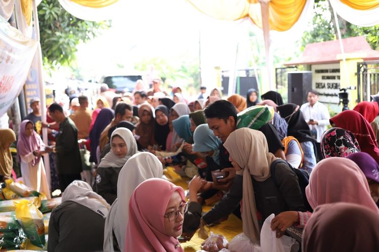 Warga Desa Sidoharjo, Kecamatan Tuban, Kabupaten Tuban , Jawa Timur, sedang mengantri pangan murah di halaman Balai Desa setempat yang di gelar oleh Pemkab Tuban, Senin (1/4/2024).