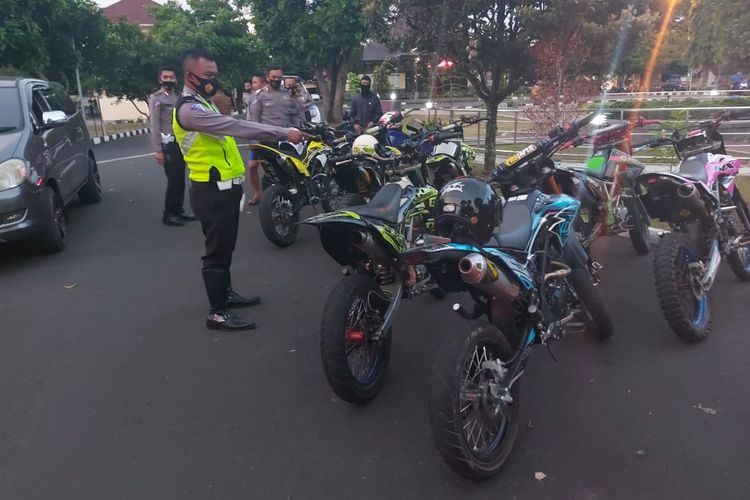 Sepeda motor trail melanggar peraturan lalu lintas ditilang anggota Satlantas Polres Semarang.