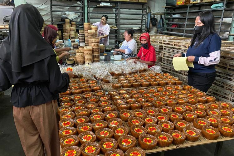Produksi kue keranjang di toko Tek Kie TQ.