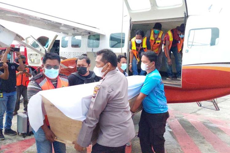 Jenazah Habel Helenti (30) saat tiba di Bandara Mozes Kilangin Timika setelah dibawa menggunakan pesawat berbadan kecil dari Bandara Aminggaru, Ilaga, Sabtu (5/6/2021).