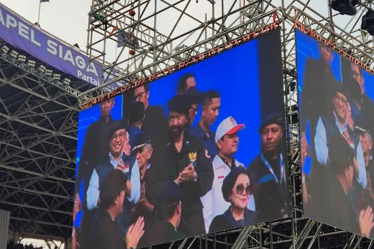 Ketua Umum Partai Nasdem Surya Paloh tersenyum dan bertepuk tangan setelah diberikan ucapan Selamat Ulang Tahun ke-72 oleh band Jamrud dan puluhan ribu kader Nasdem di Stadion Utama Gelora Bung Karno, Senayan, Jakarta, Minggu (16/7/2023).