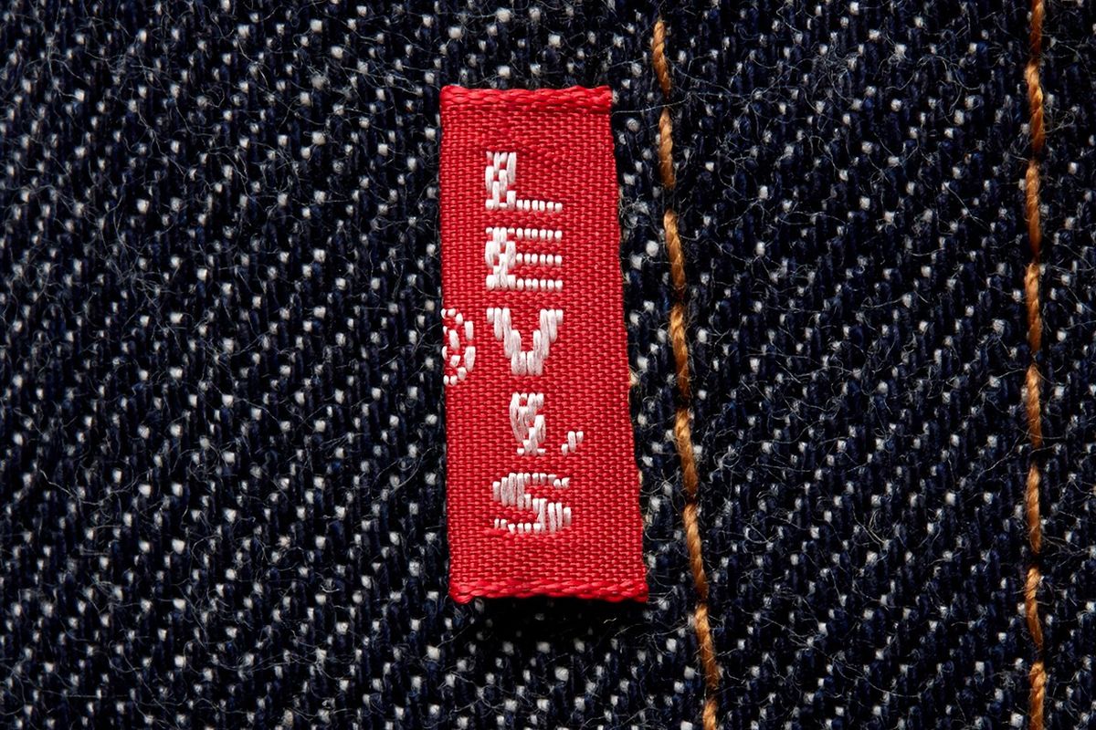 Red Tab Levis dengan huruf E kapital.