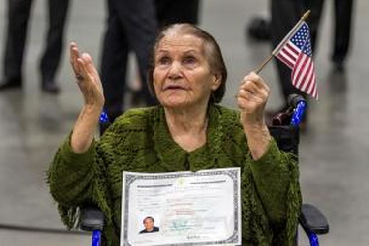 Khatoun Khoykani (99), memegang bendera 