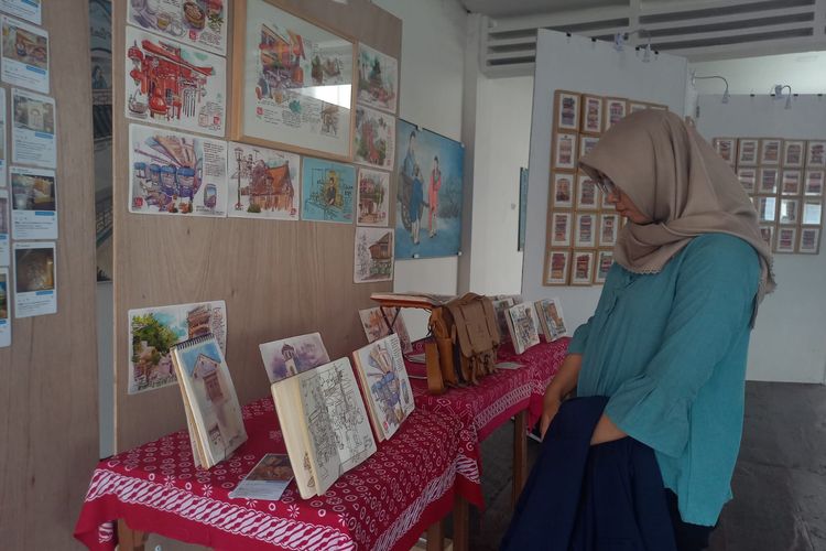 Seorang warga melihat pameran Rupa Pecinan Semarang di gedung Rasa Dharma atau Boen Hian Tong lantai 2 yang terletak di Gang Pinggir Nomor 31, Kranggan, Kota Semarang, Jumat (5/1/2024)