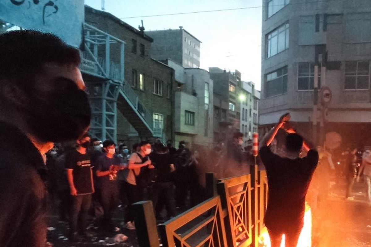 Sebuah foto yang diperoleh AFP di luar Iran pada 21 September 2022 menunjukkan para demonstran Iran turun ke jalan-jalan di Teheran selama aksi protes setelah Mahsa Amini meninggal dalam tahanan polisi. Aksi Protes menyebar ke 15 kota di seluruh Iran atas kematian Mahsa Amini setelah dia ditangkap oleh polisi moral negara itu