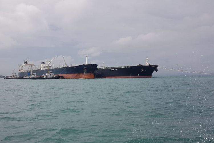 Kapal Tanker MT Young Yong berbendera Djibouti dengan muatan 284.429 ton minyak yang kandas di jalur pipa gas Singapura, dekat Pulau Takong Kecil perairan Pulau Nipah, Batam, Kepulauan Riau (Kepri) lebih kurang 15 hari, akhirnya berhasil dievakuasi, Kamiz (10/11/2022) kemarin.