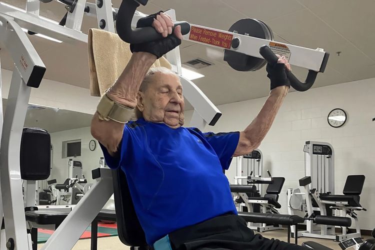 Les Savino, pria yang tetap bugar di usia 100 tahun karena konsisten berolahraga dan menjalani gaya hidup sehat.