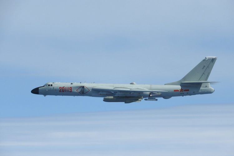 Pesawat pengebom H-6 milik China terbang di atas Laut China Timur. Foto ini dirilis Kementerian Pertahanan Jepang pada 15 April 2019.