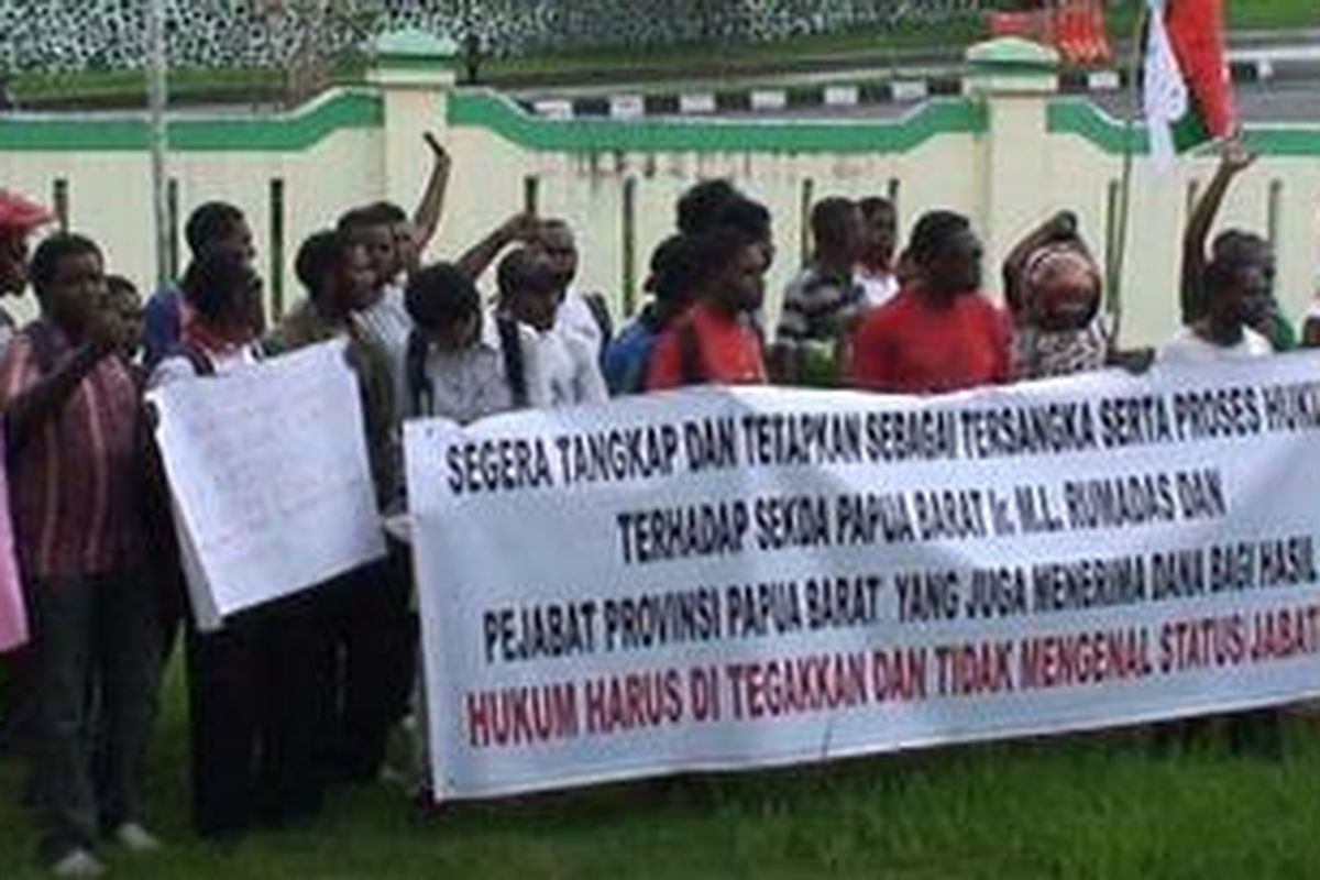 Puluhan mahasiswa anti-korupsi Papua Barat, yang menggelar aksi unjuk rasa di halaman kantor Kejaksaan Negeri Manokwari, untuk mendesak agar Jaksa Penuntut Umum (JPU), tidak lagi menunda pembacaan tuntutan terhadap Sekda Papua Barat dalam persidangan kasus dugaan Korupsi DBH Migas, Selasa (18/12/2012) 