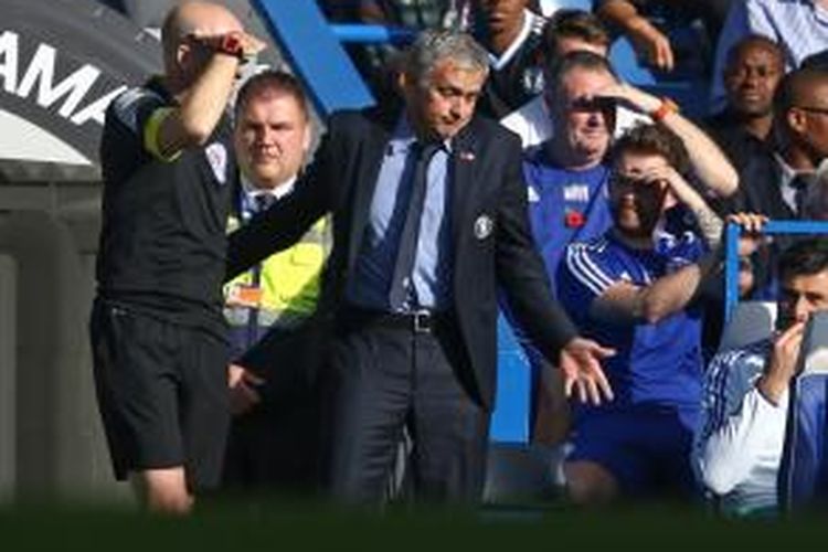 Manajer Chelsea, Jose Mourinho (kanan), bersama ofisial keempat, Lee Mason, pada laga kontra Liverpool di Stadion Stamford Bridge, Sabtu (31/10/2015).
