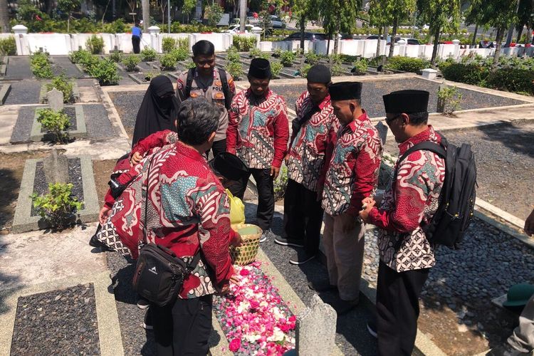 Eks narapidana teroris (Napiter) berdoan dan menabur bunga saat berziarah ke Taman Makan Pahlawan Giri Tunggal Semarang, Selasa (15/8/2023). 