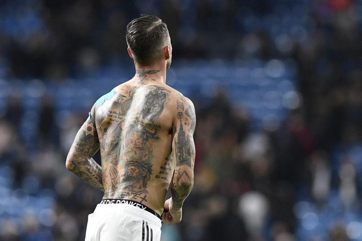 Tato di punggung pemain Real Madrid, Sergio Ramos yang yang merupakan penghormatan bagi keluarga, keyakinan religiusnya, dan kampung halamnnya yaitu Sevilla. 