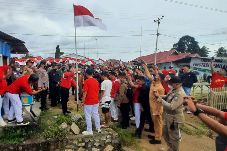 Pemancangan bendera Merah Putih di rumah salah satu warga kota Gorontalo oleh Penjabat gubernur Gorontalo Hamka Hendra Noer. Pemerintah bersama lembaga lainnya akan membagikan 10 juta bendera kepada masyarakat.