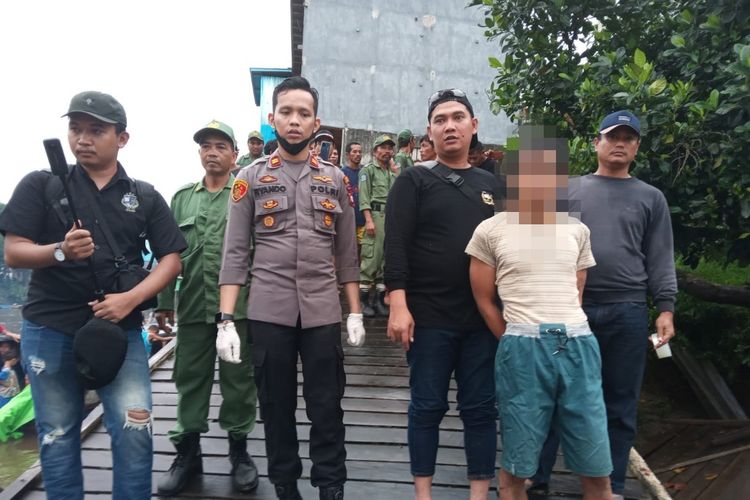 Lustara (38), pria asal Kecamatan Hulu Sungai, Kabupaten Ketapang, Kalimantan Barat (Kalbar) ditangkap atas dugaan pembunuhan terhadap istri dan anaknya yang masih berusia 7 tahun. 