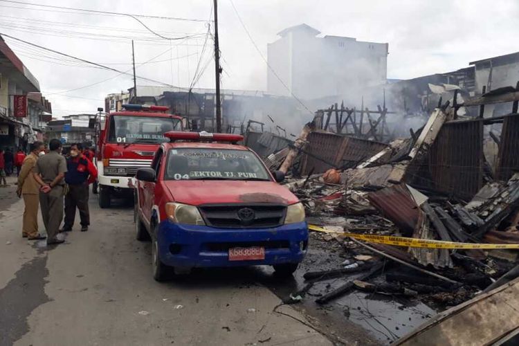 Sebanyak 12 rumah toko di Sungai Durian, Kecamatan Sintang, Kabupaten Sintang, Kalimantan Barat (Kalbar) ludes terbakar, Selasa (7/12/2021) pagi. Dalam peristiwa tersebut, satu orang warga bernama Ahin (36) terjebak api dan meninggal dunia.