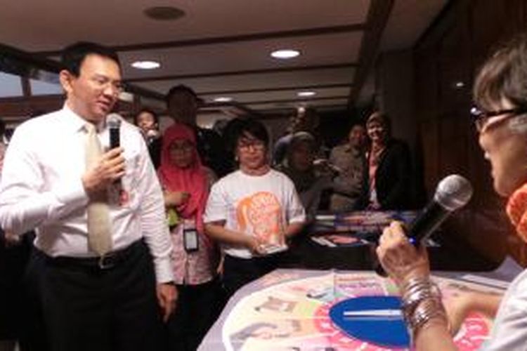 Gubernur DKI Jakarta Basuki Tjahaja Purnama melihat-lihat permainan dalam Seminar Komisi Pemberantasan Korupsi (KPK) 