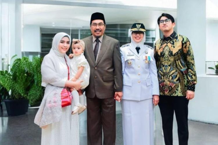 Bupati Lumajang Indah Amperawati dan keluarga kecilnya