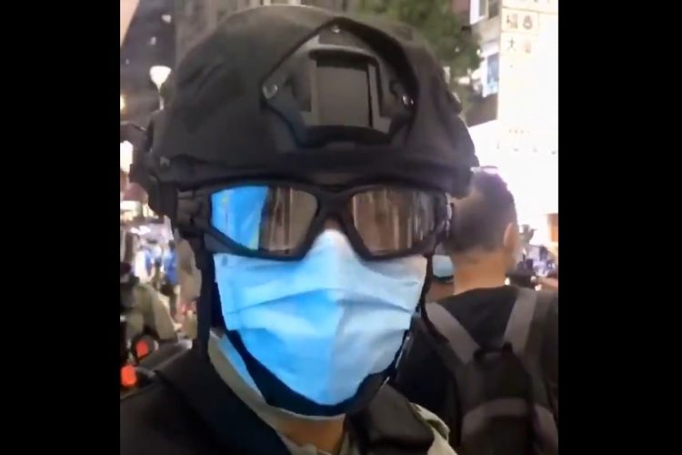 Tangkapan layar dari sebuah video yang memperlihatkan polisi Hong Kong meneriakkan aku tidak bisa bernapas dan Black Lives Matter, saat mendesak wartawan mundur dari lokasi demonstrasi pro-demokrasi, Jumat malam (12/6/2020) waktu setempat.